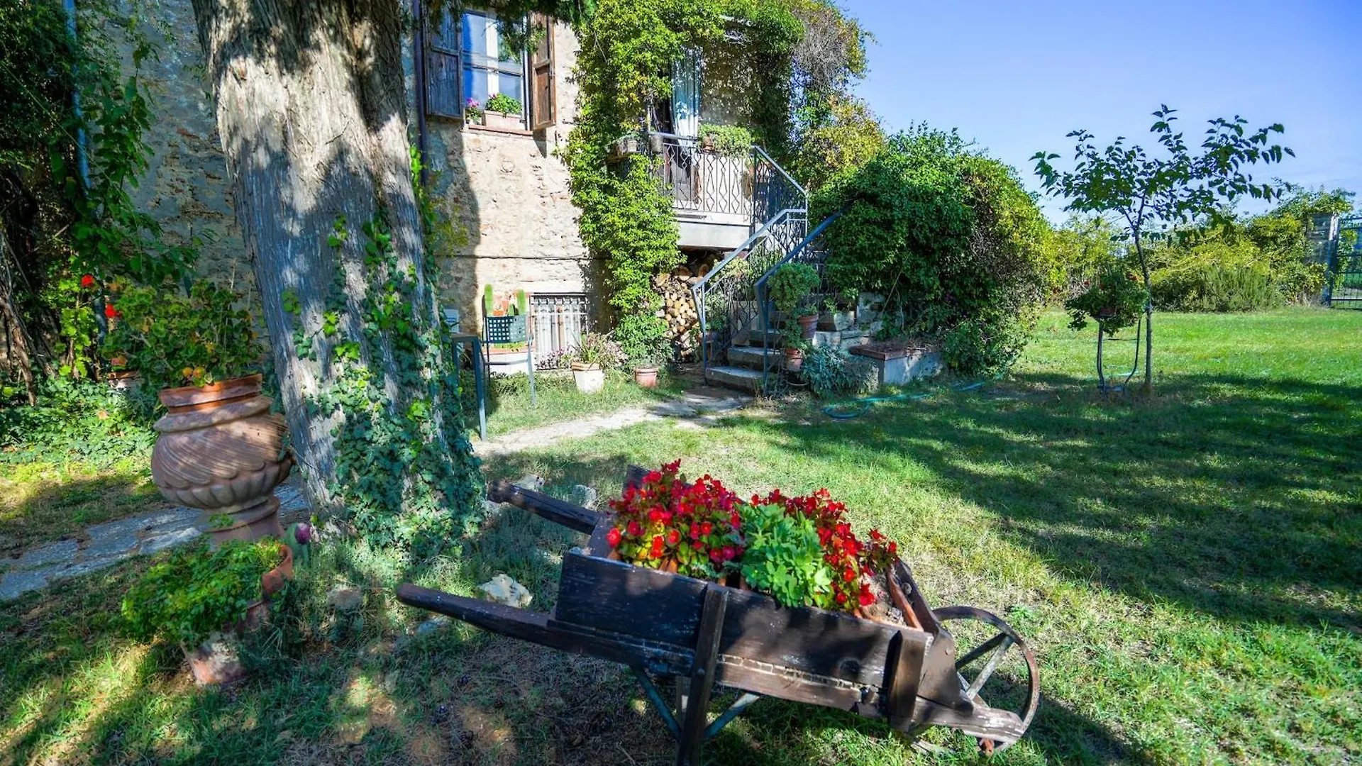 Chic Farmhouse In Asciano Italy With Swimming Pool